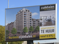 907945 Afbeelding van het grote reclamebord 'zijdebalen HUREN IN JOUW UTRECHT', aan de Westerdijk te Utrecht.